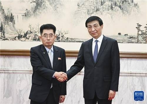 21일 김성남 북한 노동당 국제부장 만난 왕후닝 중국 정협 주석. 신화. 연합뉴스.