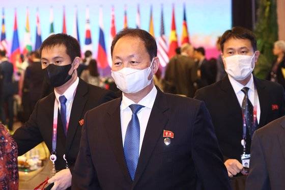 안광일 북한 주인도네시아 대사 겸 주아세안 대사가 지난해 7월 인도네시아 자카르타 샹그릴라 호텔에서 아세안지역안보포럼(ARF)를 마치고 회의장을 빠져나가는 모습. 최선희 북한 외무상은 지난해 ARF에도 불참했다. 연합뉴스.