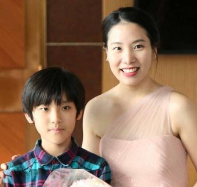 예술의전당 영재아카데미 시절 스승의 연주회에서 기념 사진을 찍고 있는 임윤찬. 김경은 제공