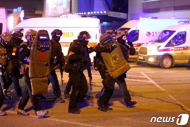 경찰들이 테러세력을 색출하기 위해 현장에 출동하고 있다. ⓒ 로이터=뉴스1 ⓒ News1 박형기 기자