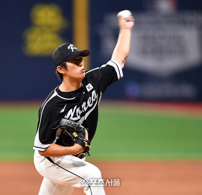 팀 코리아 이의리가 18일 고척스카이돔에서 열린 메이저리그 서울시리즈 LA 다저스와 평가전에서 3회말 올라와 역투하고 있다. 고척 | 강영조기자 kanjo@sportsseoul.com