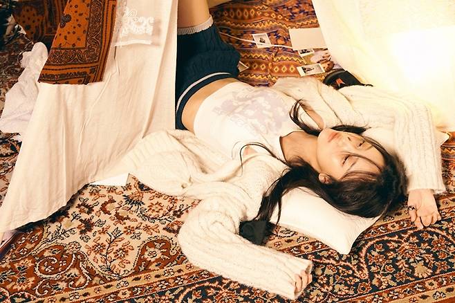 지난 20일, 서울 강남구 한 카페에서 싱어송라이터 서리의 미니 2집 '페이크 해피' 인터뷰가 열렸다. 레이블사유 제공