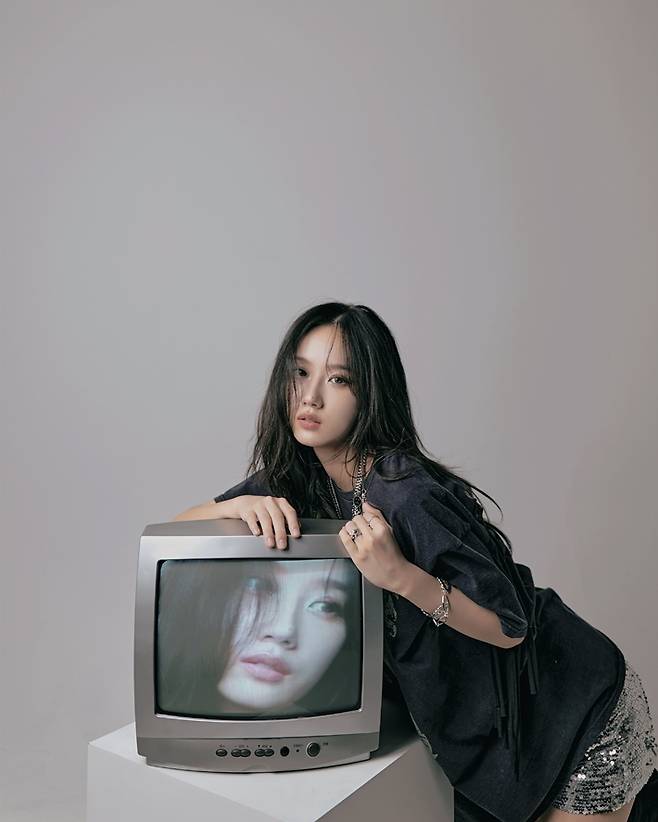 원래 이번 앨범명으로 고려하던 이름은 '앤드 미'였다. 하지만 '페이크 해피'로 바뀌면서 네 번째 트랙의 제목이 되었다. 레이블사유 제공