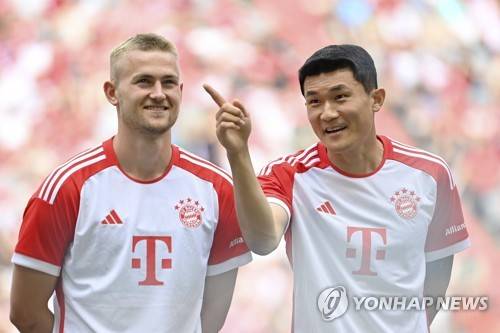 김민재 팀 동료 마테이스 더리흐트가 이번 시즌 나왔던 이적설에 대해 입을 열었다. 마치 김민재에게 향한 조언처럼 바이에른 뮌헨에서 뛰는 선수들에게는 흔한 일이기에 벤치에 앉아 있는다고 불평할 이유가 없다고 주장했다. 더리흐트는 몇 경기만 못 나와도 행복하지 않다거나 팀을 떠나겠다는 보도가 쏟아진다며 이적설을 대수롭지 않게 여겼다. 연합뉴스