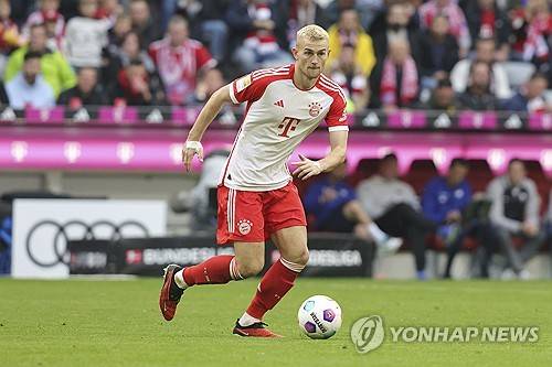 김민재 팀 동료 마테이스 더리흐트가 이번 시즌 나왔던 이적설에 대해 입을 열었다. 마치 김민재에게 향한 조언처럼 바이에른 뮌헨에서 뛰는 선수들에게는 흔한 일이기에 벤치에 앉아 있는다고 불평할 이유가 없다고 주장했다. 더리흐트는 몇 경기만 못 나와도 행복하지 않다거나 팀을 떠나겠다는 보도가 쏟아진다며 이적설을 대수롭지 않게 여겼다. 연합뉴스