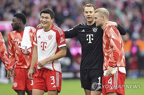 김민재 팀 동료 마테이스 더리흐트가 이번 시즌 나왔던 이적설에 대해 입을 열었다. 마치 김민재에게 향한 조언처럼 바이에른 뮌헨에서 뛰는 선수들에게는 흔한 일이기에 벤치에 앉아 있는다고 불평할 이유가 없다고 주장했다. 더리흐트는 몇 경기만 못 나와도 행복하지 않다거나 팀을 떠나겠다는 보도가 쏟아진다며 이적설을 대수롭지 않게 여겼다. 연합뉴스