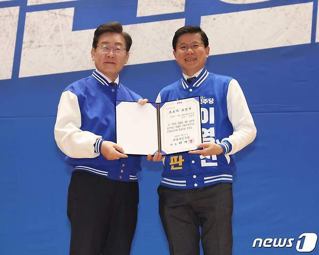 이재명 더불어민주당 대표(왼쪽)와 이영선 후보. 뉴스1 ⓒ News1 송원영 기자