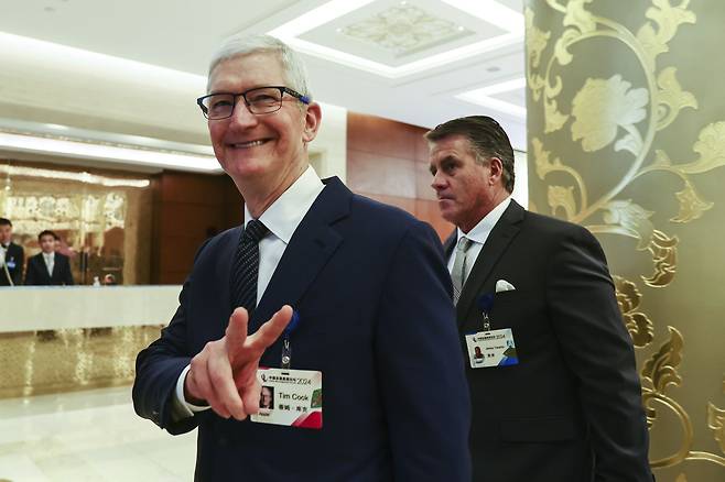 팀 쿡 애플 최고경영자(CEO)가 24일 중국 베이징 댜오위타이 게스트하우스에서 열린 중국발전포럼 연례총회에 참석하고 있다./AP 연합뉴스