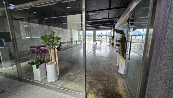 부동산 갭 투기 의혹으로 지난 23일 민주당에서 제명과 함께 공천이 취소된 이영선 후보의 선거 사무실이 텅 비어 있다. 신진호 기자