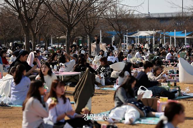 포근한 봄 날씨가 이어진 24일 서울 여의도한강공원을 찾은 시민들이 휴일을 보내고 있다. 조태형 기자