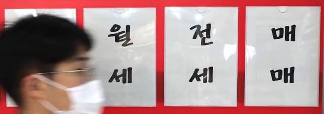 국토교통부는 최근 전국 시·도에 공문 보내 전세보증금 반환보증 보증료 지원사업 대상을 기존 전세제도에서 유효한 전세보증금 반환보증보험이 있는 '보증부월세' '반전세'까지 확대하기로 했다./사진=뉴스1