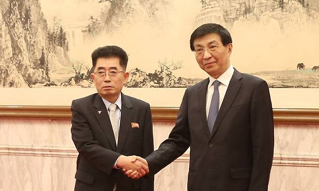 김성남 북한 국제부장(왼쪽)이 지난 21일 왕후닝 전국인민정치협상회의(정협) 주석(중국공산당 중앙정치국 상무위원) 만나 담화를 나눴다고 조선중앙통신이 보도했다. 평양=조선중앙통신·연합뉴스