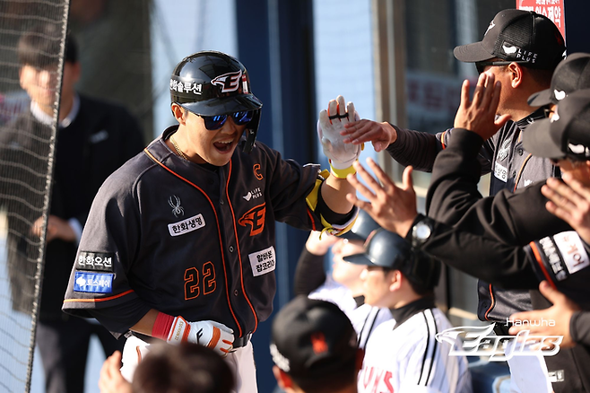한화 채은성이 홈런을 치고 동료들의 환영을 받고 있다. 한화 이글스 제공