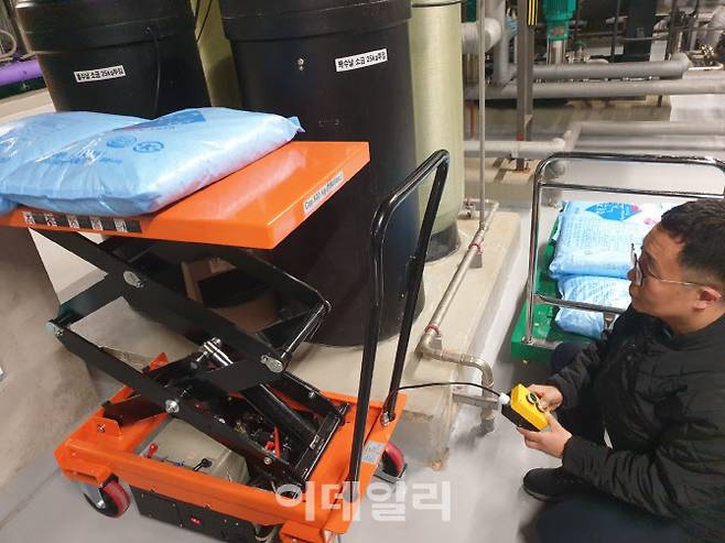 아모레퍼시픽 지하 7층 기계실에서 협력사 대경이앤에스 신유정 과장이 중량물 리프트를 조작하고 있다.(사진=서대웅 기자)