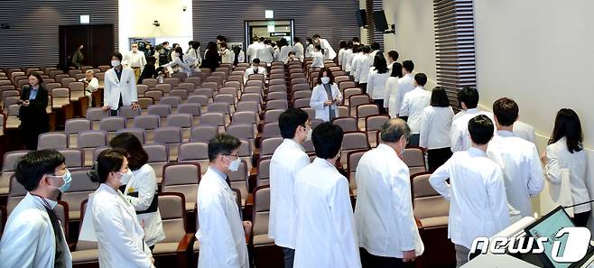 25일 오전 서울 고려대학교 안암병원에서 열린 고려대학교 의료원 교수 총회에서 교수들이 사직서를 제출하고 있다. (고려대 의료원 비상대책위원회 제공) 2024.3.25/뉴스1 ⓒ News1 김명섭 기자