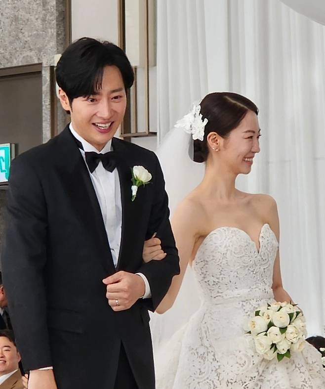 배우 이상엽이 지난 24일 미모의 증권사 직원과 결혼식을 올렸다. 사진 | 이연복 채널