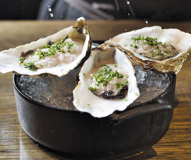 다진 샬롯과 샴페인 식초, 다진 차이브, 그 위에 레몬을 뿌린 생굴 요리에는 프티 샤블리가 어울린다. /한준호 영상미디어 기자