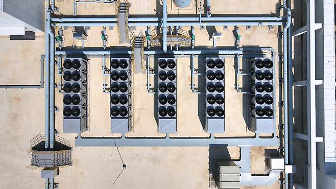 국가 AI 데이터센터 옥상에 설치된 공랭식 프리쿨링 냉동기./NHN클라우드 제공