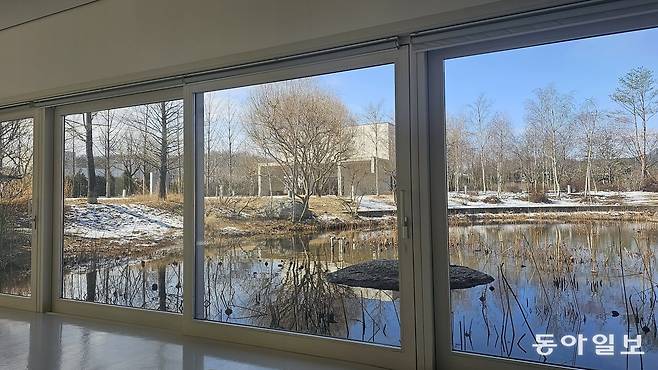 아모레퍼시픽 정원 갤러리에서 바라보는 연못 풍경. 오산=김선미 기자