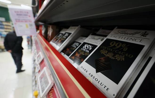 서울의 한 대형마트에 진열된 카카오 초콜릿 등 제품 모습 (출처: 뉴시스)