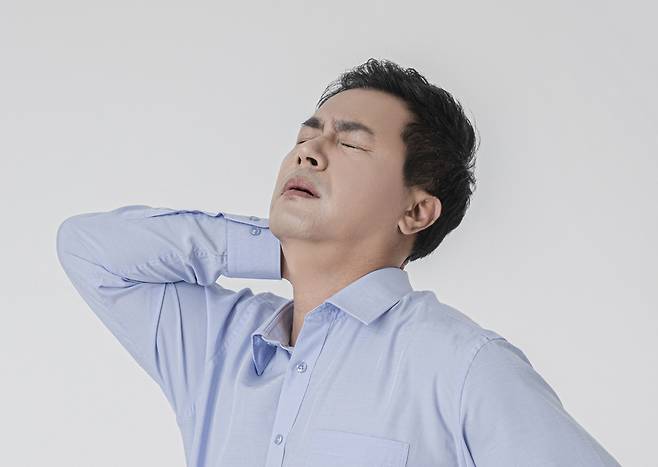 긴장성 두통은 머리 주변 근육이 과도하게 긴장하면서 발생하는 질환이다./사진=클립아트코리아