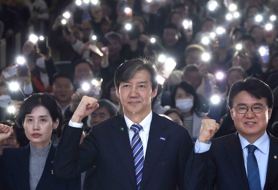 조국혁신당의 조국 대표가 24일 대전에서 열린 대전시당 창당행사장에 참석해 기념사진을 찍고 있다. 연합뉴스