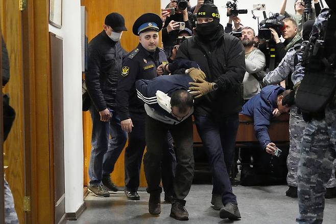 러시아 모스크바에서 24일(현지시간) 공연장 테러 용의자 1명이 바스마니 법원에 들어서고 있다. AP연합뉴스