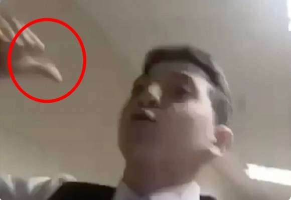 22일(현지시간) 모스크바의 한 공연장에서 대형 테러가 발생한 가운데, 당시 현장에서 아르바이트 중이던 15세 무슬림 소년(사진)은 끝까지 현장에 남아 출입구 방향을 안내해 100명이 넘는 사람들의 목숨을 구했다. 손가락으로 출구 방향을 가리키며 사람들을 비상구 쪽으로 대피시킨 소년의 당시 모습