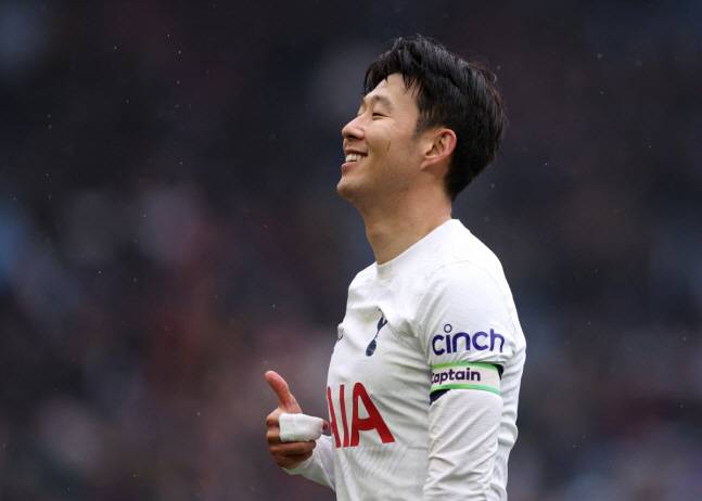 토트넘은 손흥민과의 재계약을 위해 파격적인 대안을 제시할 것이라는 소식이 등장했다. 토트넘이 팀을 대표하는 슈퍼스타이자 최고 에이스인 손흥민을 위해 구단 역사상 최고 대우를 제시할 것으로 전망된다. 손흥민 역시 토트넘과의 재계약에 대해 매우 긍정적인 입장으로 알려졌다. 사진=로이터연합뉴스