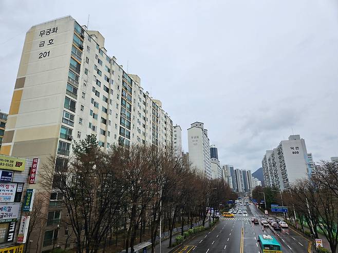 지난 25일 오후 경기 안양시 동안구 아파트 단지. /방재혁 기자