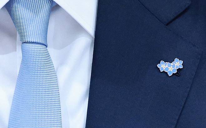 윤석열 대통령이 26일 서울 용산 대통령실 청사에서 열린 국무회의를 주재하고 있다. 이날 윤 대통령을 비롯한 국무위원들은 국군포로, 납북자, 억류자들을 잊지 말자는 의미의 물망초 배지를 착용했다. (대통령실통신사진기자단) 2024.03.26.