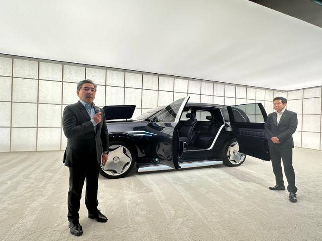 장재훈(왼쪽) 현대차 사장과 이상엽 현대제네시스 글로벌디자인담당 부사장이 25일(현지시간) 미국 뉴욕 제네시스 하우스에서 제네시스 새로운 콘셉트 '네오룬' 공개 행사를 진행하고 있다. 네오룬은 B필러를 없애 뒷문과 앞문 사이에 간격을 만들지 않고 양문형으로 열리게 했다. 뉴욕=이상무 기자