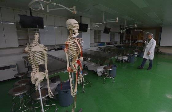 정부의 의대 정원 확대 방침에 반발한 손현준 충북대 의대 해부학 선임교수가 25일 오후 충북대학교 의과대학 텅 빈 해부학 실습실에서 기자회견을 열고 의대 정원 확대 문제점을 얘기하고 있다. 프리랜서 김성태