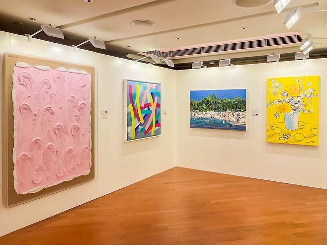 An installation view of "Contemporary Art Sale" preview in Hong Kong at Grand Hyatt Hong Kong running through Thursday (Seoul Auction)