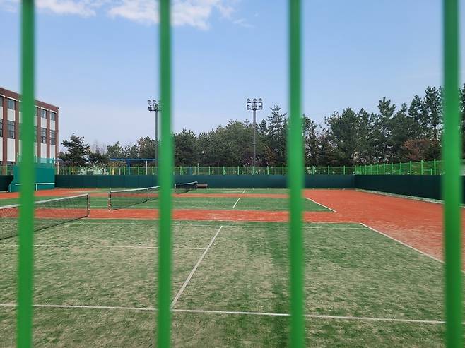 외부인 출입이 금지된 강릉 하수종말처리장 내 테니스장 모습.