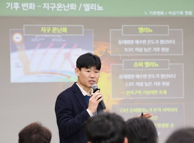 잔디 세미나에서 마이크를 잡은 김응태 전문위원.