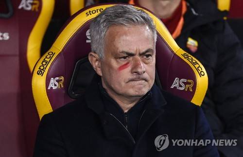 지난 1월 성적 부진으로 AS로마에서 경질된 후 휴식기를 보내고 있는 세계적인 명장 조제 무리뉴 감독은 여전히 자신이 왜 해임됐는지 의문을 감추지 못했다. 무리뉴 감독 체제에서 로마는 지난 2년 동안 UEFA 유로파 컨퍼런스리그 우승과 유로파리그 준우승을 맛봤다. 그러나 무리뉴 감독의 3번째 시즌에 리그에서 부진이 이어져 순위가 9위까지 추락하자 로마는 무리뉴 감독과 결별하기로 결정했다. 연합뉴스