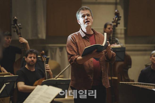 다음달 서울과 통영에서 프라이부르크 바로크 오케스트라와 함께 바흐 ‘마태 수난곡’을 공연하는 카운터테너 필립 자루스키. (사진=롯데문화재단)