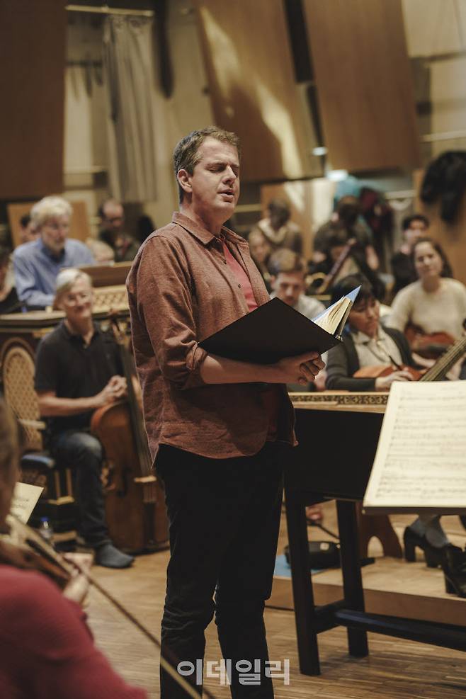 다음달 서울과 통영에서 프라이부르크 바로크 오케스트라와 함께 바흐 ‘마태 수난곡’을 공연하는 카운터테너 필립 자루스키. (사진=롯데문화재단)