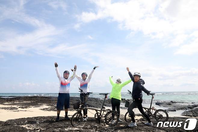 27일 오전 제주시 구좌읍 해안가에서 자전거 투어를 하던 싱가포르 '샹그릴라 사이클링 투어(SCT)' 동호회가 기념촬영을 하고 있다. 제주관광공사 등이 기획한 이번 투어는 지난 22~27일 5박6일간 '환상 자전거길'을 따라 243km를 일주하는 코스다.2024.3.27/뉴스1 ⓒ News1 고동명 기자