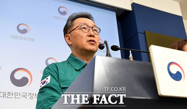 박민수 보건복지부 2차관은 27일 의사 집단행동 중앙재난안전대책본부 브리핑에서 "2025년도 예산안 편성 지침에 재정투자 중점 분야로 필수의료 분야 육성 및 지역거점 병원의 공공성 확대가 포함됐다"며 "필수의료 지원이 재정투자 중점 분야에 포함된 것은 이번이 처음"이라고 밝혔다. /임영무 기자