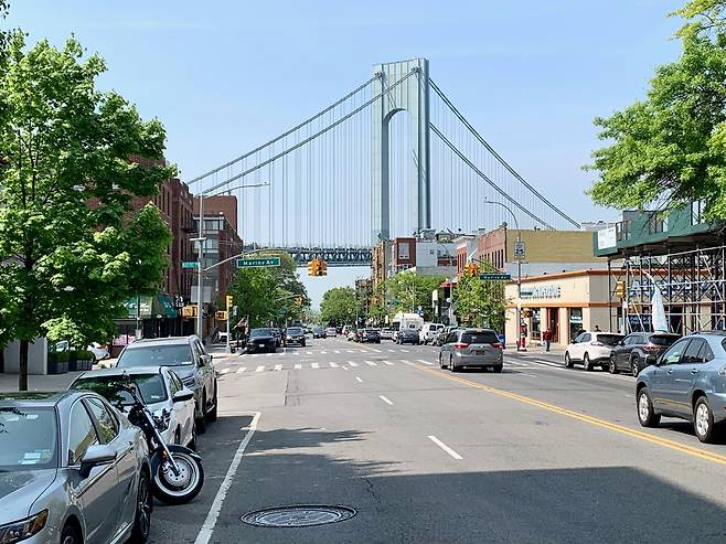 뉴욕의 ‘베라자노 내로스 교(Verrazzano-Narrows Bridge)’. 브루클린과 스태튼아일랜드를 연결하는 다리로 1964년 다리가 완공되던 날엔 기념우표가 발행되고, 한동안 ‘세계에서 가장 긴 현수교’의 타이틀도 지녔다.