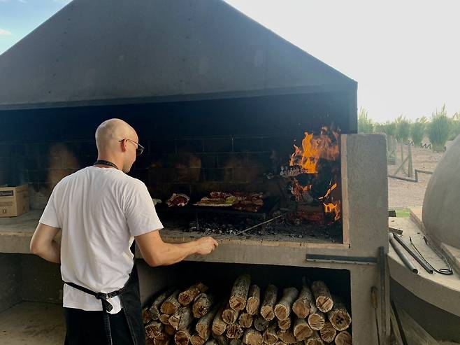 불을 다루고 고기를 굽는 사람을 ‘아사도르(asador)’라 부른다. 아사도르는 미리 몇 군데 정육점에 들러서 다양한 부위를 구입하고 고기를 구워서 완성하는 모든 과정을 혼자서 한다. 다른 사람들은 참견하거나 거들지 않는 것이 예의다.