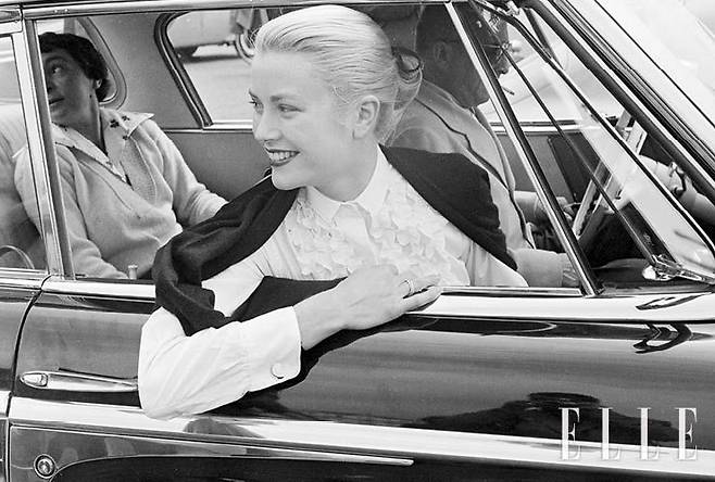 1955년 칸영화제에 참석한 그레이스 켈리는 약지에 클래식한 트리니티 링을 착용했다.