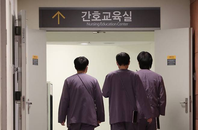 정부가 진료지원(PA) 간호사 제도 개선에 나선 10일 오전 서울 시내 한 대형병원에서 의료진이 간호교육실로 이동하고 있다. [연합]
