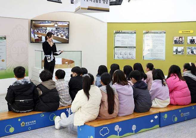 화랑초등학교 4학년 학생 27명이 27일 오전 성남시의회 홍보관을 견학하고 있다. 사진제공ㅣ성남시의회