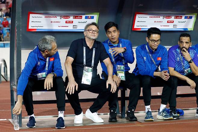베트남 트루시에 감독이 26일 인도네시아전에서 선수들을 바라보고 있다. Getty Images코리아
