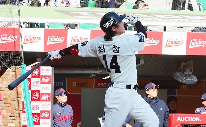 지난  24일 인천 롯데전에서 SSG 최정이 3점 홈런을 때리고 있다. 연합뉴스