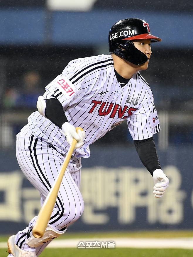 LG 트윈스 문보경이 28일 잠실구장에서 열린 2024 KBO리그 삼성 라이온즈와 경기 5회말 무사 1루 상황에서 삼성 투수 이재익을 상대로 안타를 치고 있다. 2024. 3. 28. 잠실 | 박진업 기자 upandup@sportsseoul.com