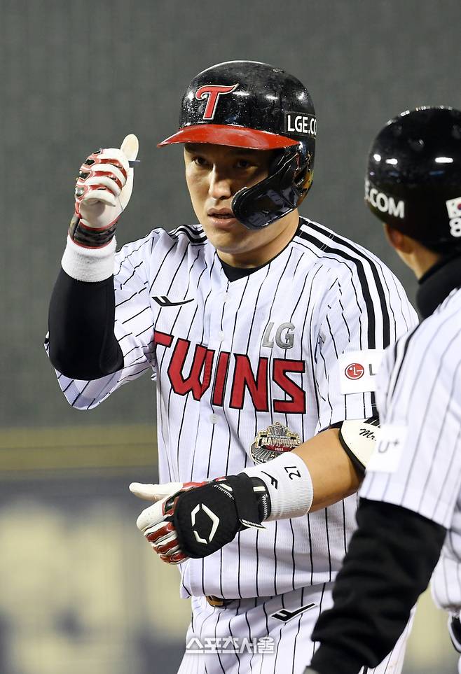 LG 트윈스 박동원이 28일 잠실구장에서 열린 2024 KBO리그 삼성 라이온즈와 경기 5회말 무사 1-3루 상황에서 삼성 투수 이재익을 상대로 1타점 적시타를 치고 세리머니를 하고 있다. 2024. 3. 28. 잠실 | 박진업 기자 upandup@sportsseoul.com